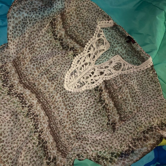 Cute blouse - Picture 3 of 5